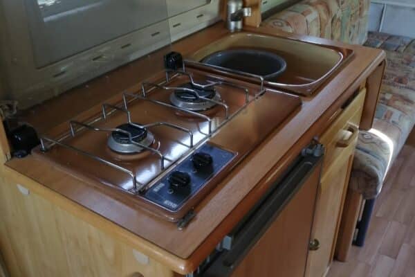 Cuisine compacte de camping-car avec gazinière et évier