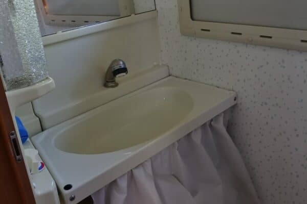 Petit lavabo dans salle de bain de camping-car