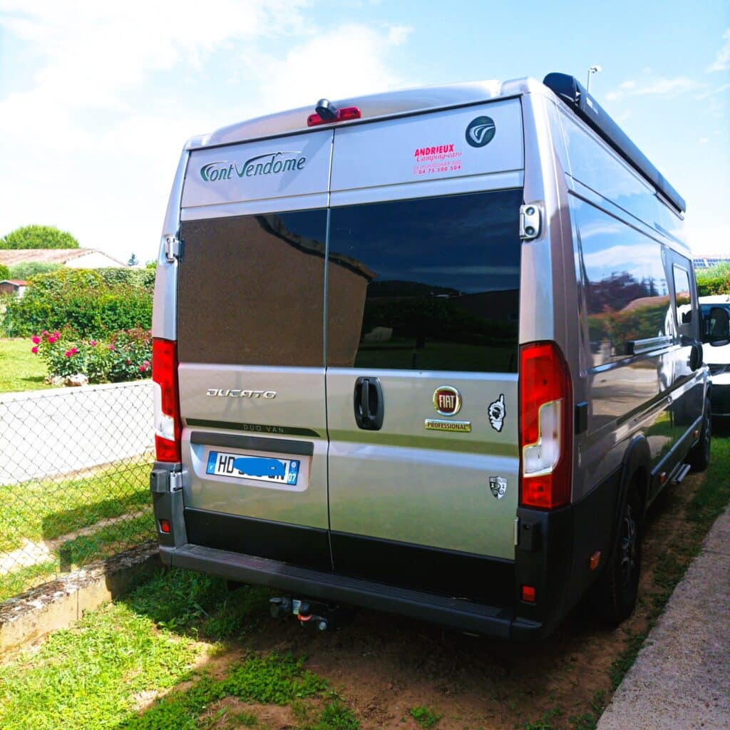 Arrière d’un camping-car Fiat Ducato gris