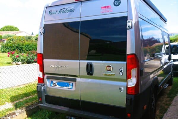 Arrière d’un camping-car Fiat Ducato gris