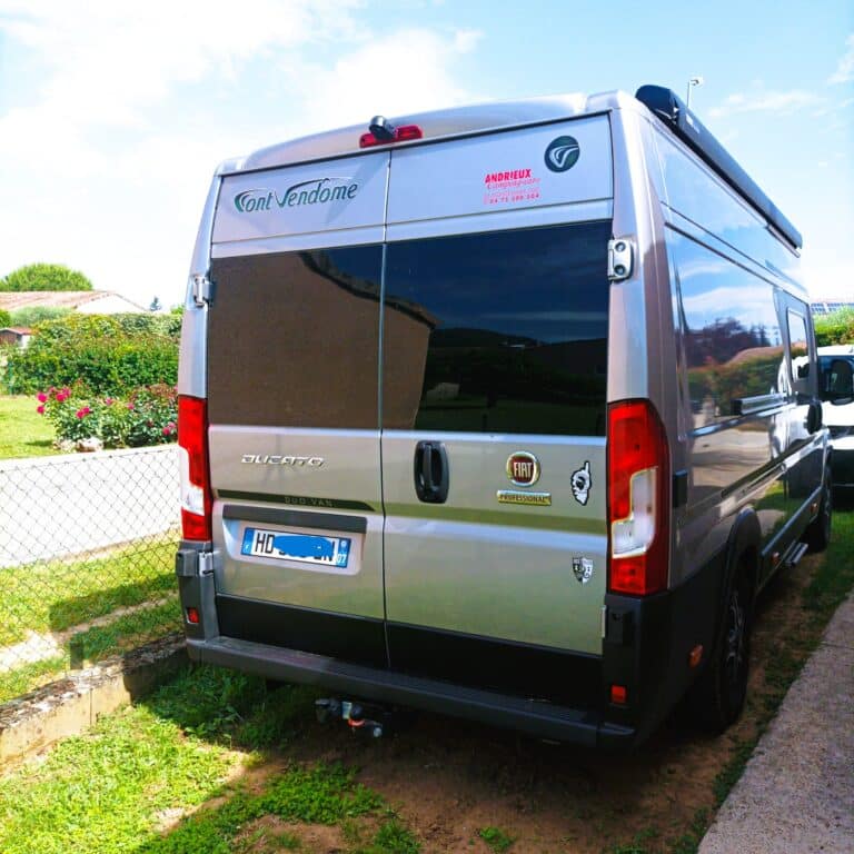 Arrière d’un camping-car Fiat Ducato gris