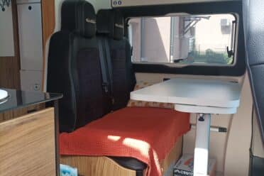Essbereich im Inneren eines modernen Campervan