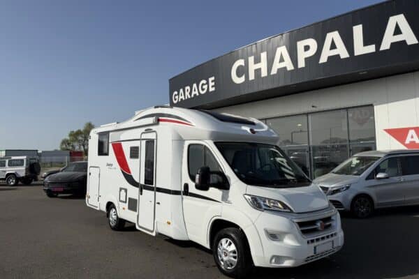 Camping-car blanc devant garage Chapala