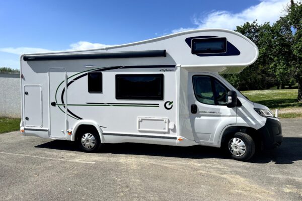 Camping-car blanc stationné sous ciel bleu