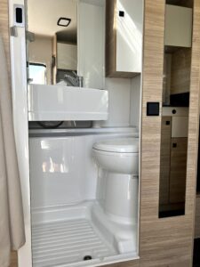 Petite salle de bain compacte de camping-car