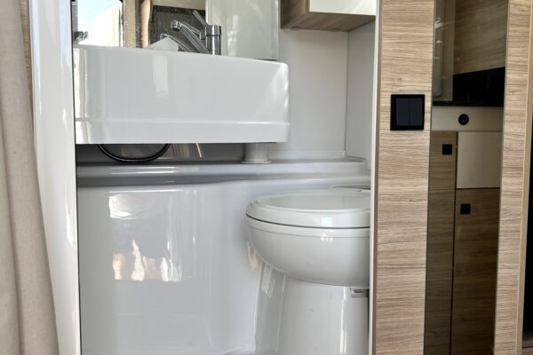 Petite salle de bain compacte de camping-car