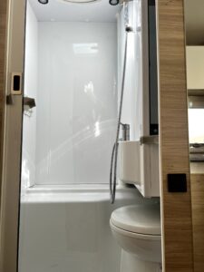 Petite cabine de douche moderne avec WC intégré