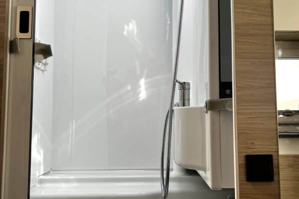 Petite cabine de douche moderne avec WC intégré