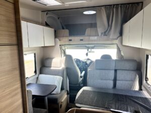 Intérieur moderne d’un camping-car avec coin repas
