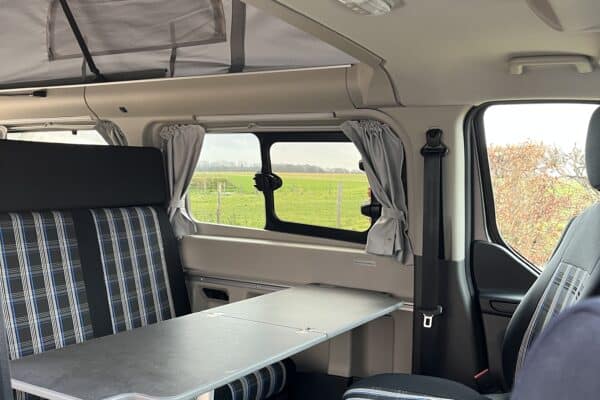 Intérieur de van aménagé avec table et toit relevable
