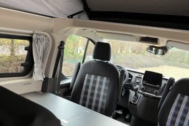 Intérieur de van aménagé avec table et toit relevable