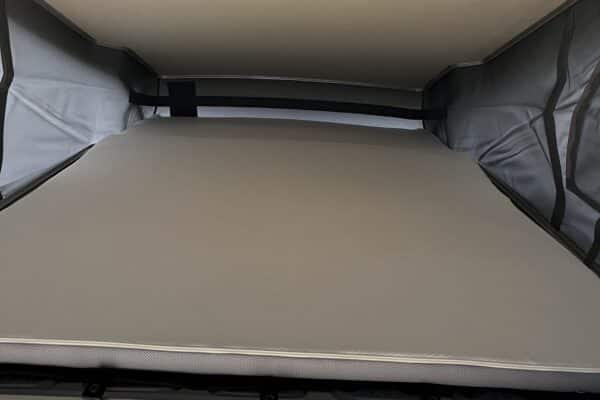 Lit escamotable dans van aménagé avec toit relevable