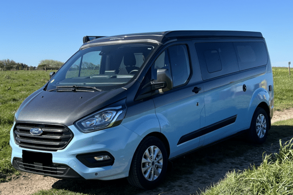 Van Ford aménagé stationné en pleine nature