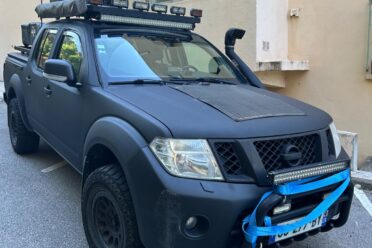 Pick-up noir équipé pour expédition tout-terrain