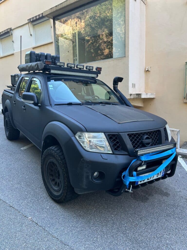 Véhicule avec tente de toit Nissan Navara D40