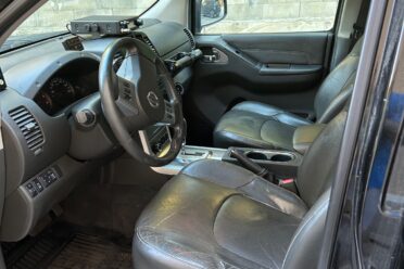 Intérieur de SUV avec siège conducteur en cuir