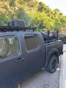 Pick-up noir équipé d’une douche extérieure