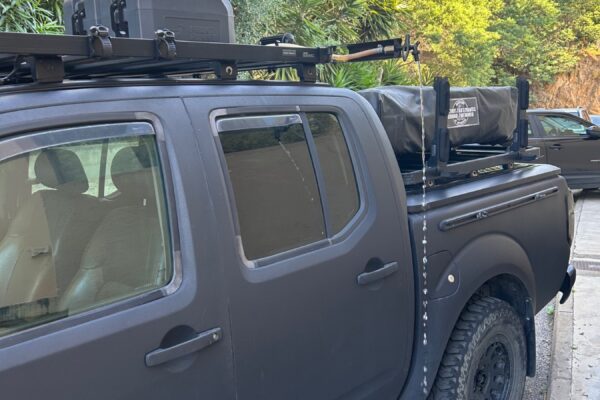 Pick-up noir équipé d’une douche extérieure