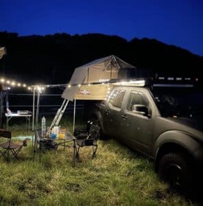 Bivouac nocturne avec tente de toit et pick-up