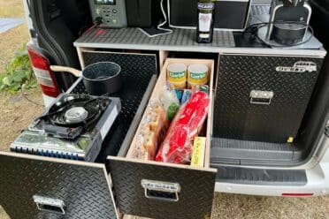 Cuisine aménagée dans coffre de van aménagé