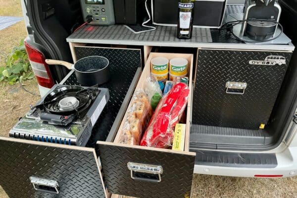 Cuisine aménagée dans coffre de van aménagé