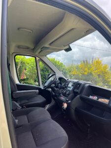 Intérieur d’un van avec vue sur jardin