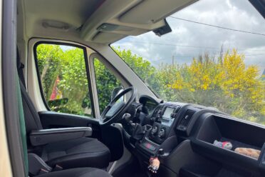 Interno di un furgone con vista sul giardino