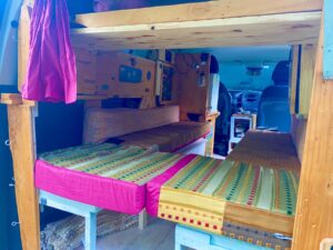 Intérieur de van aménagé avec lits superposés en bois
