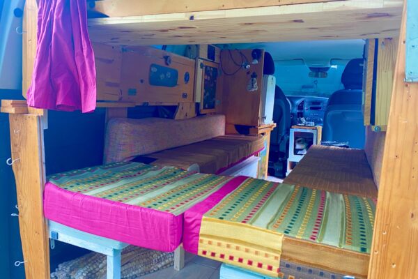 Intérieur de van aménagé avec lits superposés en bois