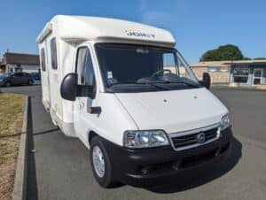 Camping-car Fiat blanc garé sur parking