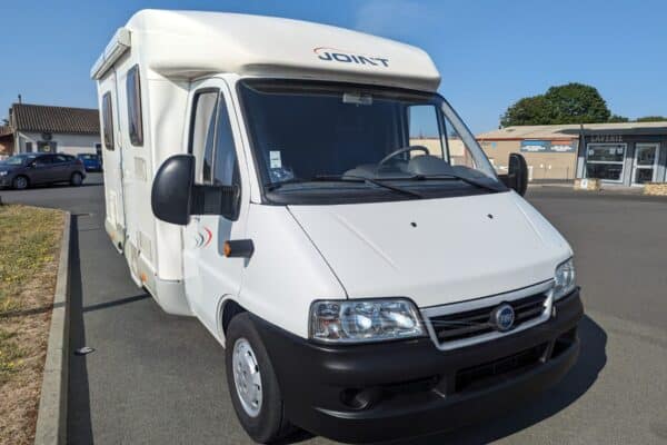 Camping-car Fiat blanc garé sur parking