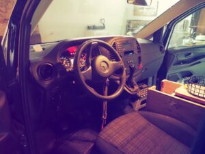 Intérieur d’un utilitaire Mercedes, poste de conduite