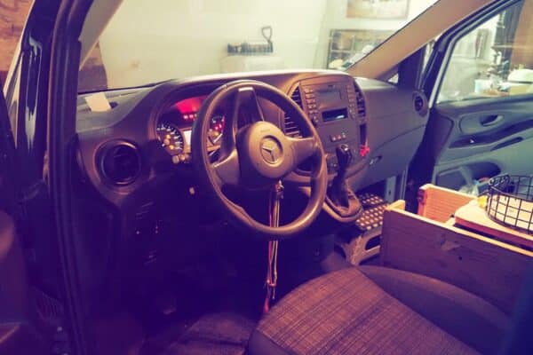 Intérieur d’un utilitaire Mercedes, poste de conduite