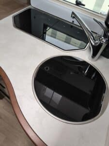 Lavabo moderne noir avec robinet chromé