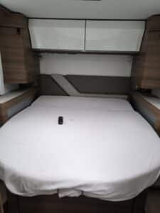 Chambre moderne avec lit double et rangements bois