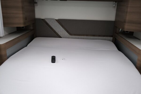 Chambre moderne avec lit double et rangements bois
