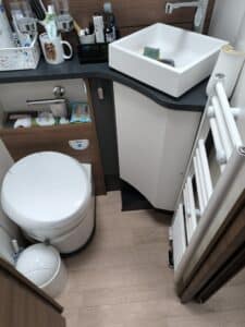 Petite salle de bain compacte avec toilettes et lavabo