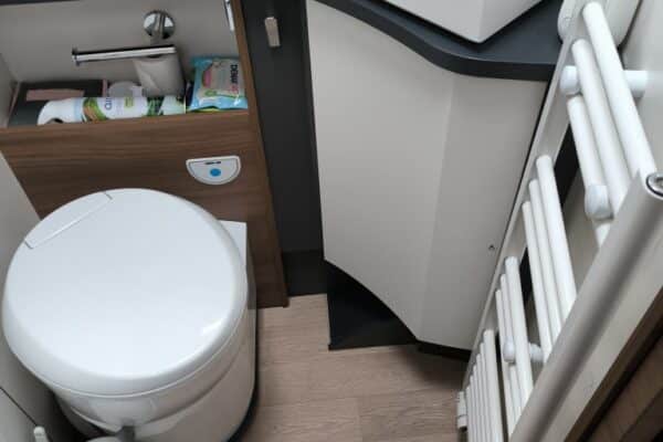 Petite salle de bain compacte avec toilettes et lavabo
