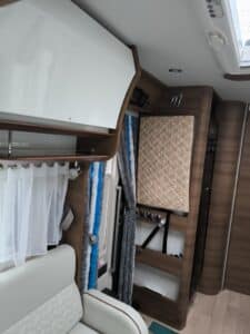 Intérieur moderne de camping-car avec rangements en bois