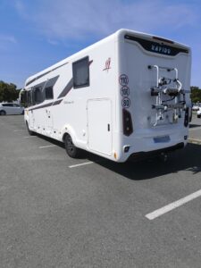 Camping-car Rapido blanc garé sur parking