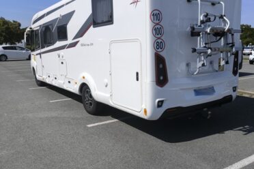 Camping-car Rapido blanc garé sur parking