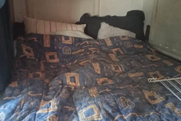 Lit double dans camping-car avec couette bleue