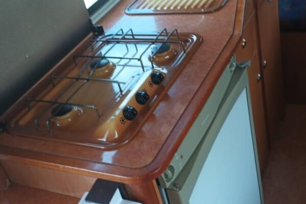 Kitchenette de camping-car avec gazinière et évier