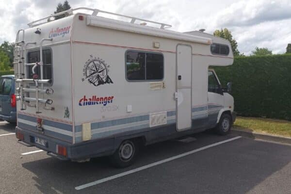 Camping-car Challenger stationné sur un parking