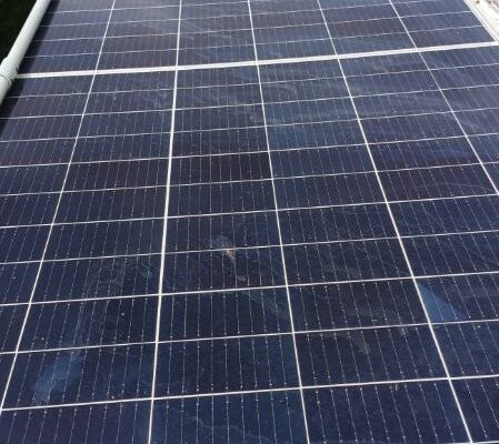 Panneau solaire installé sur le toit d’un camping-car