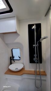 Petite salle de bain moderne avec douche et lavabo