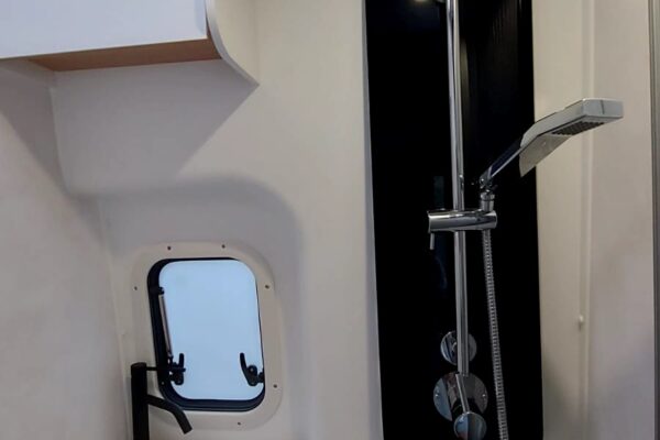 Petite salle de bain moderne avec douche et lavabo