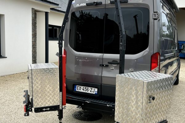 Arrière de fourgon aménagé avec coffres aluminium