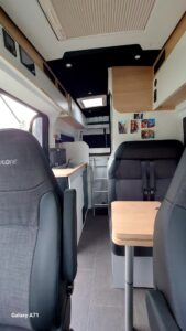 Intérieur moderne d’un camping-car aménagé