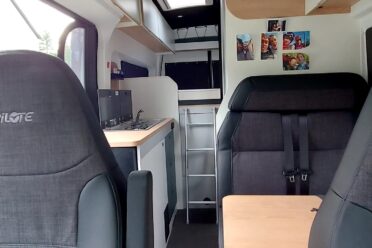 Intérieur moderne d’un camping-car aménagé